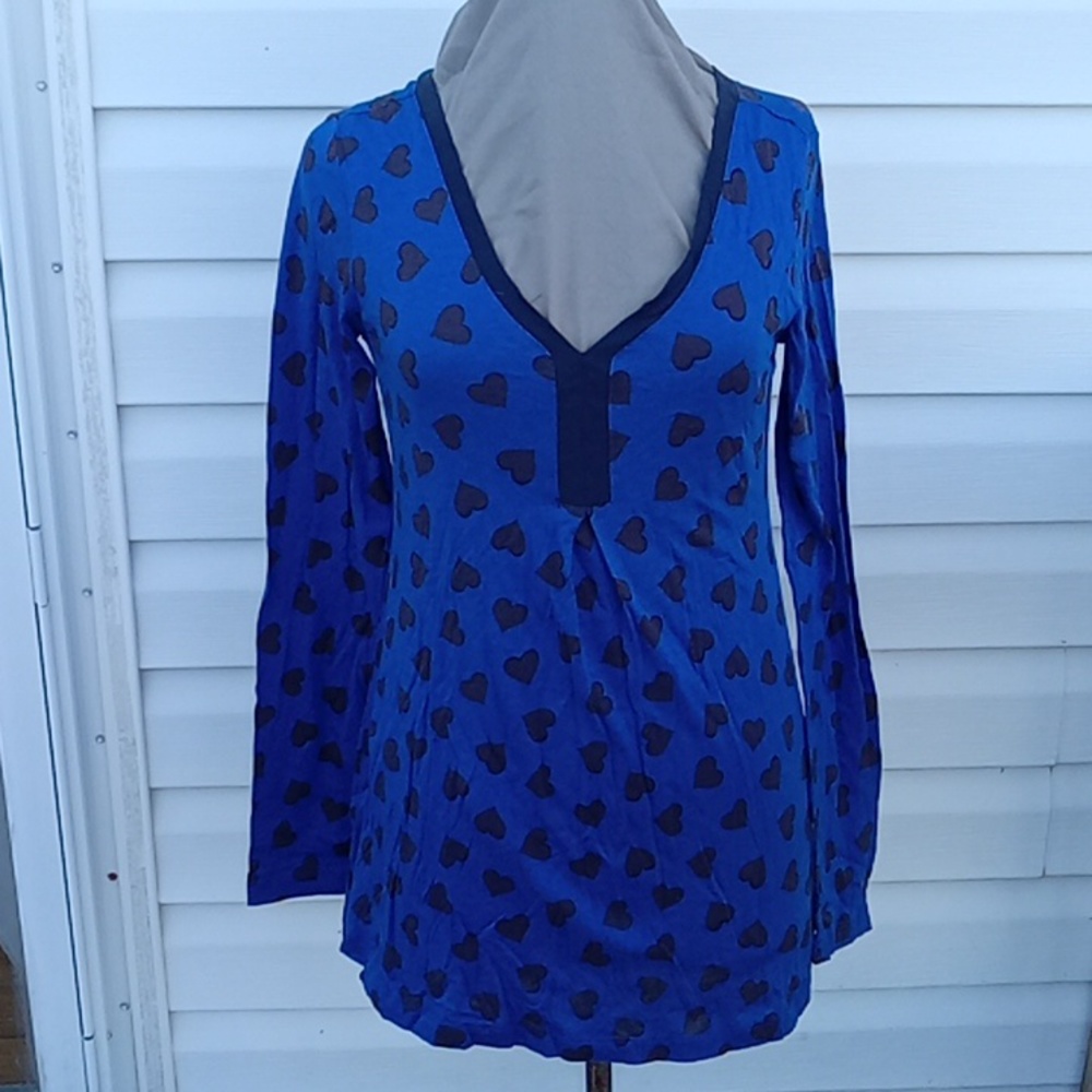 Gap Maternity Long Sleeve V-neck Top Heart Print in Bright Royal Blue and Black!